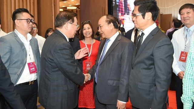 PM Nguyen Xuan Phuc meets with investors at the Invest Da Nang 2017 Forum in the central city on October 15. (Credit: VGP)