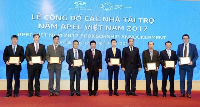 Deputy PM Pham Binh Minh (fifth from left) and sponsors at the ceremony.