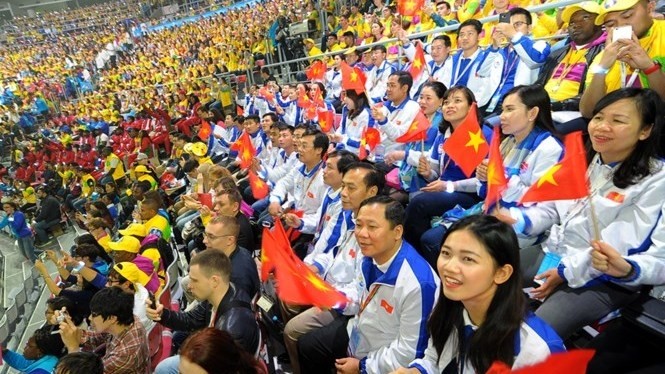 Vietnamese delegates waving national flags at the opening ceremony (Photo: tienphong.vn)