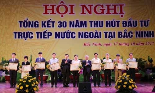 The Chairman of the Bac Ninh provincial People’s Committee presents certificates of merit to 23 exemplary collectives. 