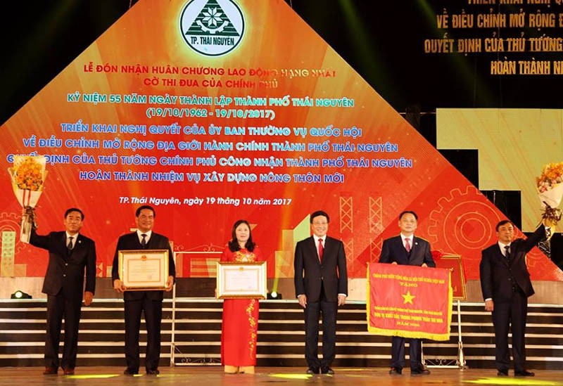 Thai Nguyen city is presented with the Labour Order first class and the Government’s emulation flag for its outstanding contributions. (Photo:vannghethainguyen.vn) 