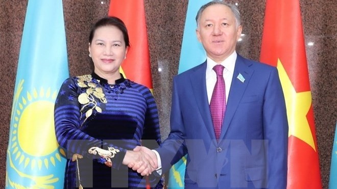 NA Chairwoman Nguyen Thi Kim Ngan and Chairman of the Mazhilis (lower house) of the Kazakhstani Parliament Nurlan Nigmatulin. 