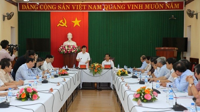 Deputy PM Trinh Dinh Dung speaks at the meeting with Quang Ngai authorities on October 19. (Credit: VGP)