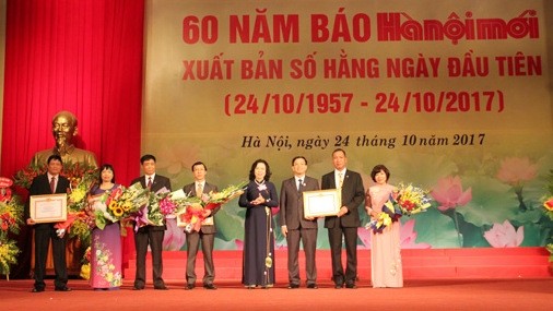 Hanoi Moi Newspaper receives the certificate of merit from the Hanoi municipal Party Committee in recognition of its outstanding achievements during the newspaper’s construction and development. (Credit: hanoimoi.com.vn)