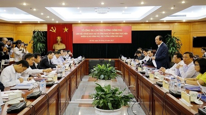 Minister and Chairman of the Government Office Mai Tien Dung speaks at the working session