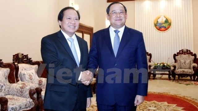 Lao Deputy PM Sonesay Siphandone (R) welcomes Vietnamese Minister of Information and Communications Truong Minh Tuan (L) in Vientiane on November 1. (Credit: Vietnam+)