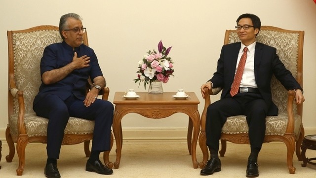 Deputy PM Vu Duc Dam (R) receives AFC President Shaikh Salman bin Ebrahim Al Khalifa (L) in Hanoi on November 1. (Credit: VGP)