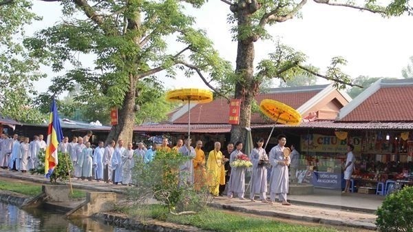 Buddhist offerings - a ritual of Keo Pagoda festival