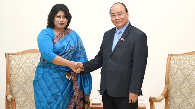 PM Nguyen Xuan Phuc (right) receives Bangladeshi Ambassador to Vietnam Samina Naz. (Photo: VGP)