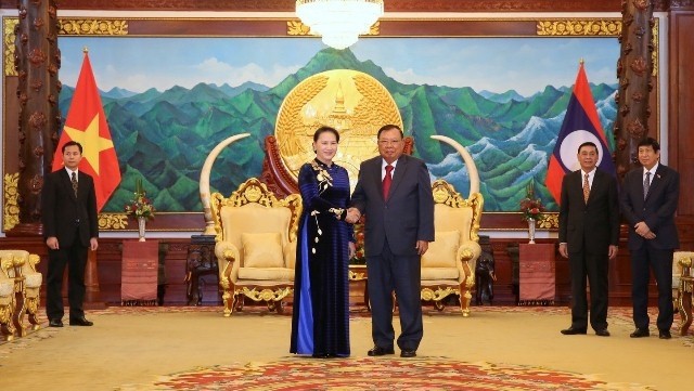 Vietnamese NA Chairwoman Nguyen Thi Kim Ngan pays a courtesy visit to General Secretary of the LPRP and State President Bounnhang Volachith in Vientiane on November 1. (Credit: VGP)
