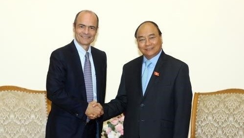 PM Nguyen Xuan Phuc (right) and AB InBev CEO Carlos Brito. (Photo: VNA)