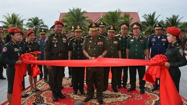 Cambodian Deputy PM and Defence Minister Tea Banh cut the ribbon to inaugurate the facility. (Credit: NDO)