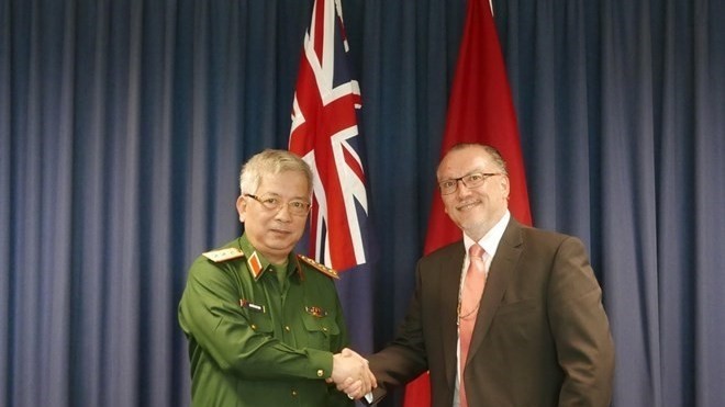 Deputy Defence Minister Nguyen Chi Vinh (L) and First Assistant Secretary of the Department of Defence of Australia Marc Ablong chaired the first Vietnam-Australia national defence policy dialogue on November 3 (Photo: VNA)