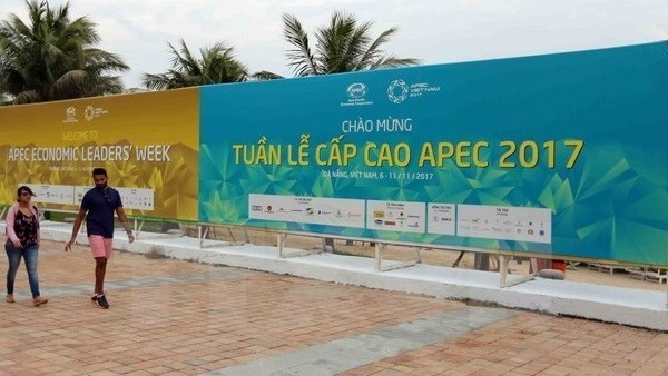 Panels welcoming the APEC Economic Leaders' Week in Da Nang city (Photo: VNA)
