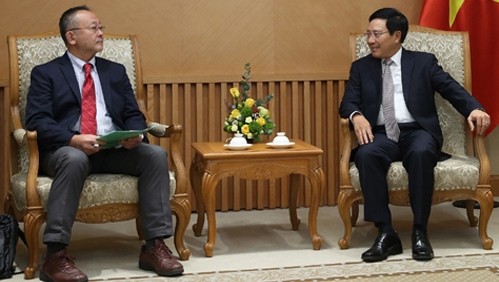 Deputy PM and FM Pham Binh Minh (right) and ITUC-AP Secretary General Shoya Yoshida.