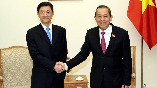 Deputy PM Truong Hoa Binh (right) and Chinese Deputy Minister of State Security Tang Chao.