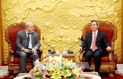 Chairman of the Party Central Committee’s Commission for Economic Affairs Nguyen Van Binh (right) and Chief of the IMF’s Asia and Pacific Department Alex Mourmouras.