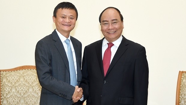 Prime Minister Nguyen Xuan Phuc (right) and Executive Chairman of the Chinese Alibaba Group Jack Ma.