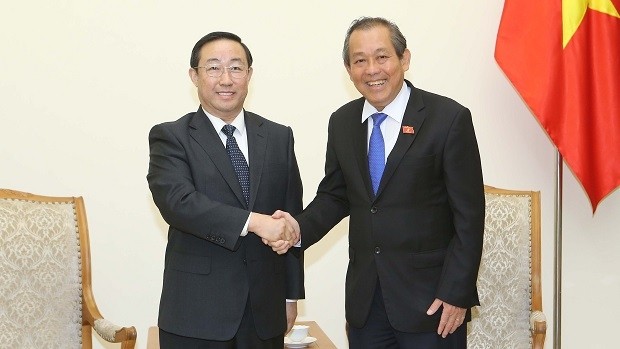 Deputy PM Truong Hoa Binh (right) and Chinese Deputy Minister of Public Security Fu Zhenghua.