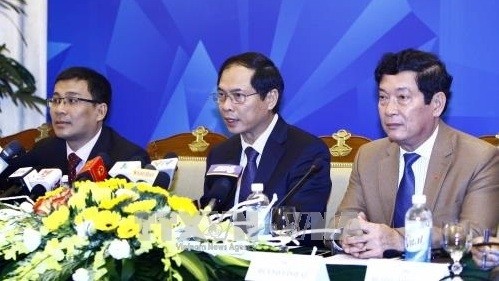 Deputy FM Bui Thanh Son (middle), APEC 2017 SOM Chair speaks at the press conference (Source: VNA)