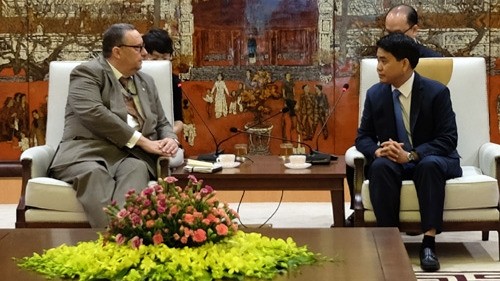 Hanoi Chairman Nguyen Duc Chung and Finnish Ambassador Kari Kahiluoto 