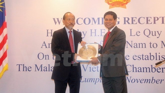 Vietnamese Ambassador Le Quy Quynh (R) and Chairman of the Malaysia-Vietnam Chamber of Commerce Howard Choo (Photo: VNA)