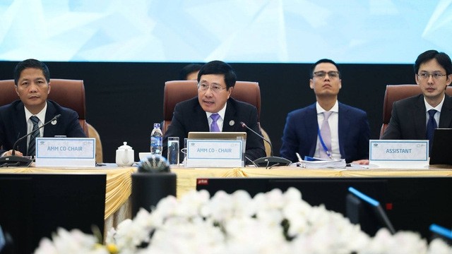 Deputy PM and FM Pham Binh Minh (second from left) and Minister of Industry and Trade Tran Tuan Anh (left) co-chair the meeting. 