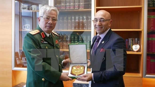 Vietnamese Deputy Minister of Defence Nguyen Chi Vinh (left) in his meeting with New Zealand Defence Minister Ron Mark. (Photo: VNA)