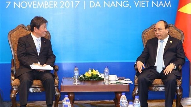 Prime Minister Nguyen Xuan Phuc received Japanese Minister of Economic Revitalisation Toshimitsu Motegi on the sidelines of the Vietnam Business Summit 2017 in the central city of Da Nang on November 7(Photo: VNA)