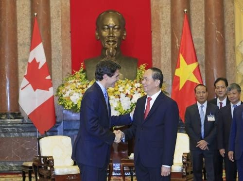 President Tran Dai Quang (right) receives Canadian Prime Minister Justin Trudeau. 
