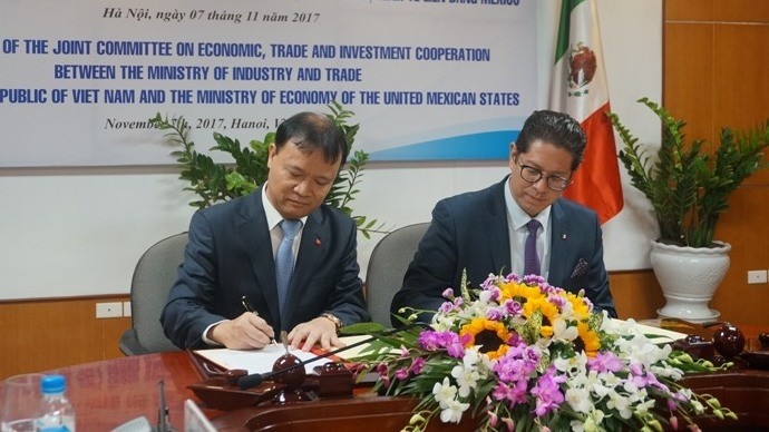 Vietnamese Deputy Minister of Industry and Trade Do Thang Hai (L) and Mexican Deputy Minister of Foreign Trade Juan Carlos Baker sign agreement documents at the meeting (credit: moit.gov.vn)