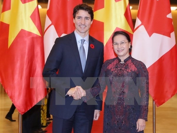 NA Chairwoman Nguyen Thi Kim Ngan (right) receives Canadian Prime Minister Justin Trudeau.