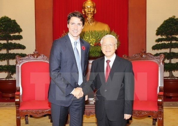 General Secretary Nguyen Phu Trong (right) receives Canadian Prime Minister Justin Trudeau in Hanoi.