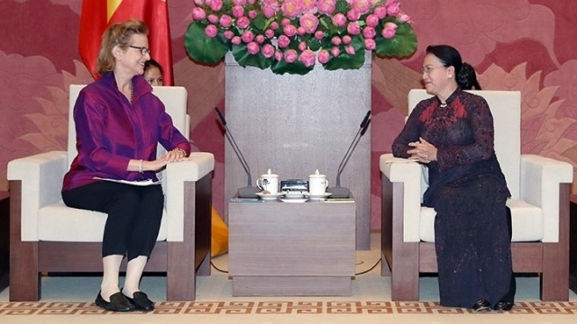 NA Chairwoman Nguyen Thi Kim Ngan (R) receives new UNDP Country Director for Vietnam Caitlin Wiesen on November 8. (Credit: VNA)