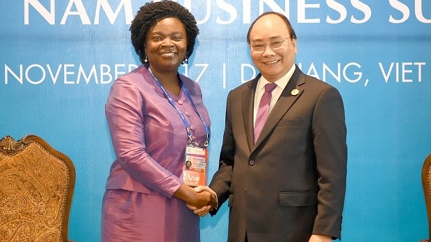 Prime Minister Nguyen Xuan Phuc (right) and WB Vice President for East Asia and Pacific Region, Victoria Kwakwa.