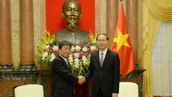President Tran Dai Quang (right) and Japanese Economic Revitalization Minister, Toshimitsu Motegi. 