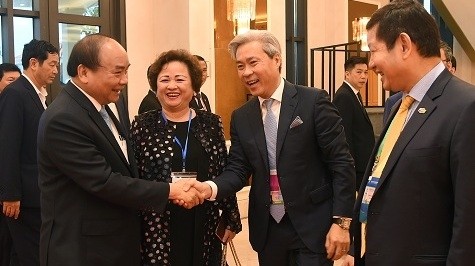 PM Nguyen Xuan Phuc meets with investors in the Asia-Pacific region. (Credit: VGP)