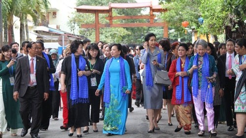 Wives of APEC leaders visit ancient Hoi An city (Photo: VGP)