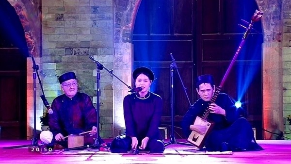  ‘Ca tru’ (ceremonial singing) vocalist Nguyen Thu Thao (middle) at a performance with Thai Ha Ca Tru Troupe. Thao, 24, is the youngest nominee in the country for the ‘Meritorious Artist’ title.  (Photo: bienphong.com.vn)