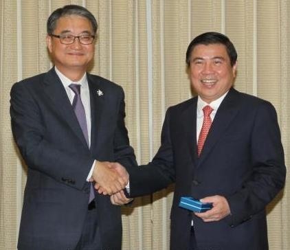 Chairman of the HCM City People’s Committee Nguyen Thanh Phong (R) and RoK Deputy Minister of Culture, Sports and Tourism Na Jong-min.