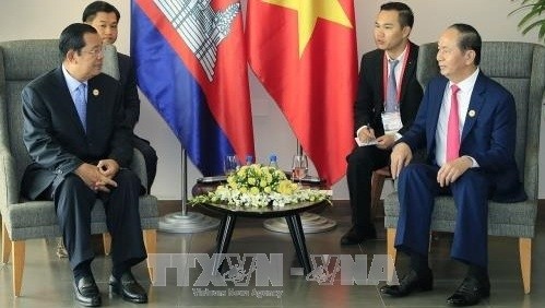 President Tran Dai Quang (R)  and Cambodian PM Hun Sen at their meeting in central Da Nang city on November 11. (Photo: VNA)