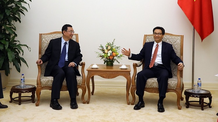 Deputy PM Vu Duc Dam and Chinese Minister of Culture Luo Shugang