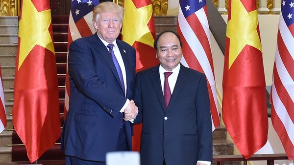 PM Nguyen Xuan Phuc (right) receives US President Donald Trump. (Credit: VGP)
