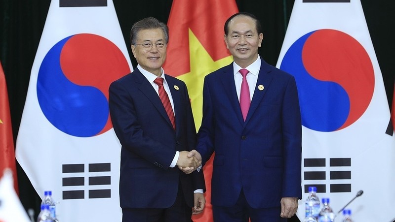President Tran Dai Quang (R) meets with President of the Republic of Korea Moon Jae-in in Da Nang city on November 11 (Photo: VNA)