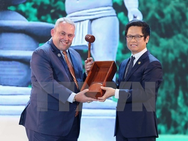 Chairman of the Vietnam Chamber of Commerce and Industry Vu Tien Loc (R) and Papua New Guinea’s Minister in charge of APEC Justin Tkatchenko (Photo: VNA)