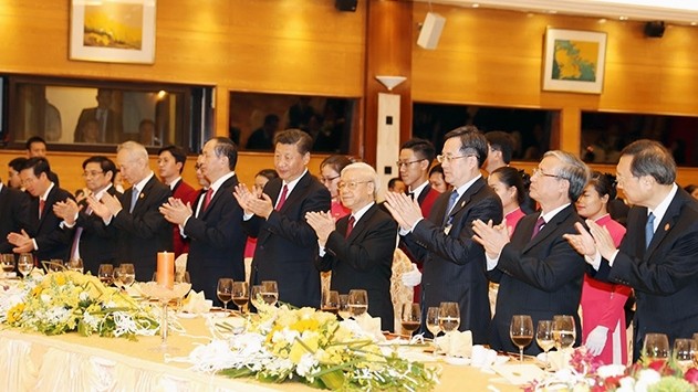 General Secretary of the Communist Party of Vietnam Nguyen Phu Trong and President Tran Dai Quang, General Secretary of the Communist Party of China and State President Xi Jinping and other delegates at the banquet. (Credit: VNA)