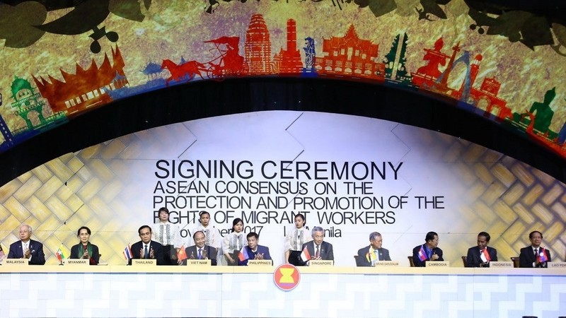 ASEAN leaders at the signing ceremony of ASEAN Consensus on the Protection and Promotion of the Rights of Migrant Workers (Photo: VNA)