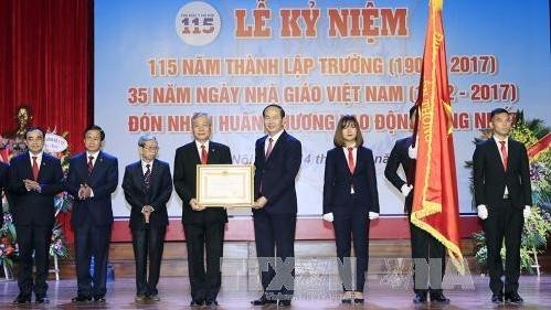 President Tran Dai Quang hands over the Labour Order, first class, to the Hanoi Medical University’s director Nguyen Duc Hinh at a ceremony to celebrate the university’s 115th anniversary (Photo: VNA).