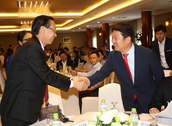 Vice Chairman of the Ho Chi Minh City People’s Committee Le Thanh Liem (L) shakes hands with Mayor of Daegu Kwon Young Jin at the business forum (Photo: VNA)