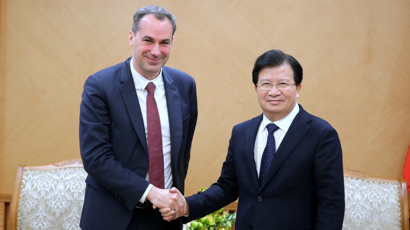 Deputy Prime Minister Trinh Dinh Dung (R) and Member of the Managing Board of Siemens AG Cedrik Neike (Photo:VGP)